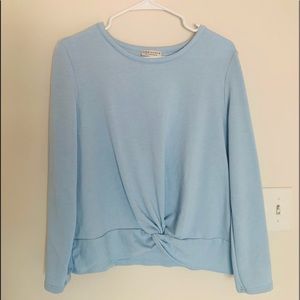 Long sleeve, light blue, knotted bottom